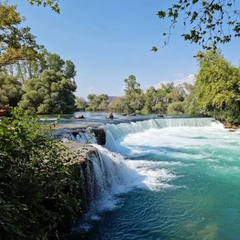 الإفطار والتوجه نحو شلالات أعلى نهر مانافجات.