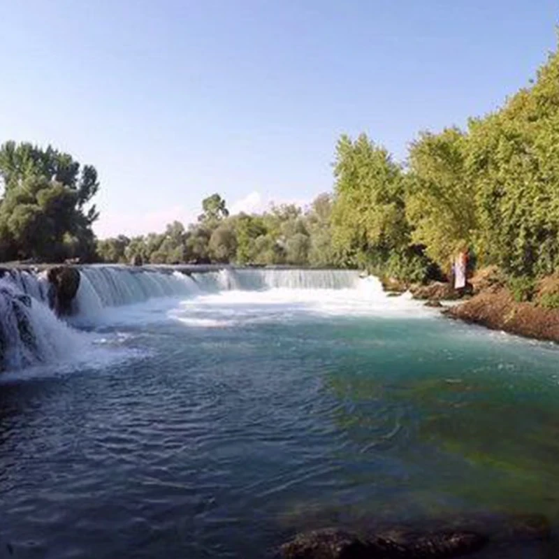 الإفطار والتوجه نحو شلالات أعلى نهر مانافجات.