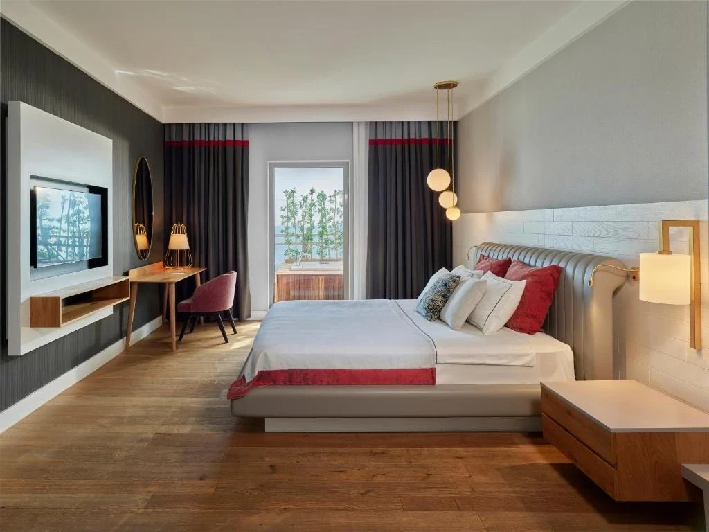 Lara Barut Collection