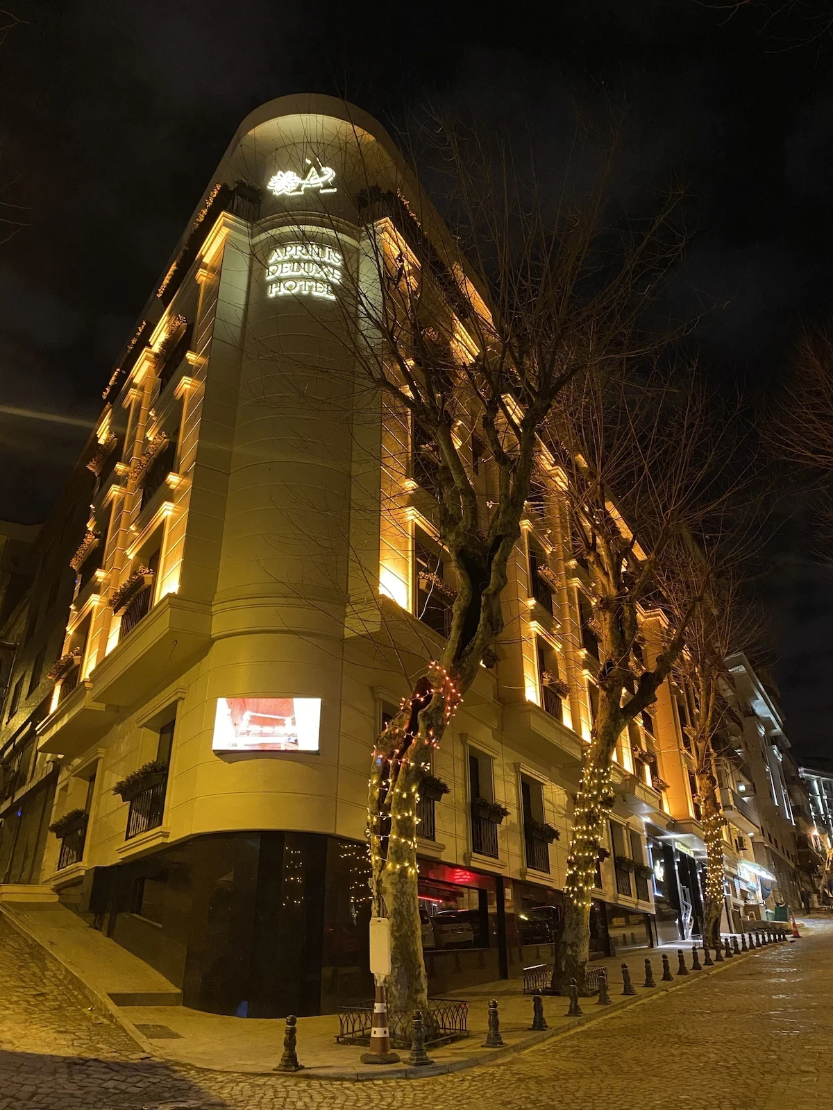 Aprilis Deluxe Hotel