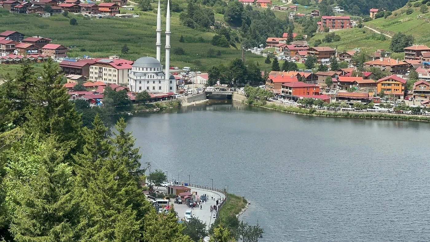 جولة بحيرة أوزنغول وزيارة مصنع الشاي